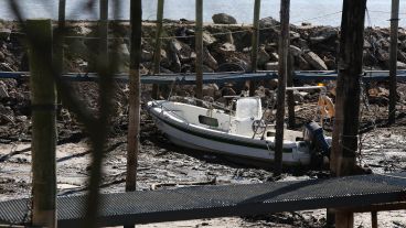 Muchas lanchas varadas.