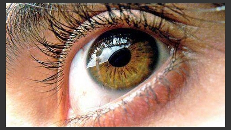 Según la evidencia se puede contagiar o ser contagiado a través del los ojos.