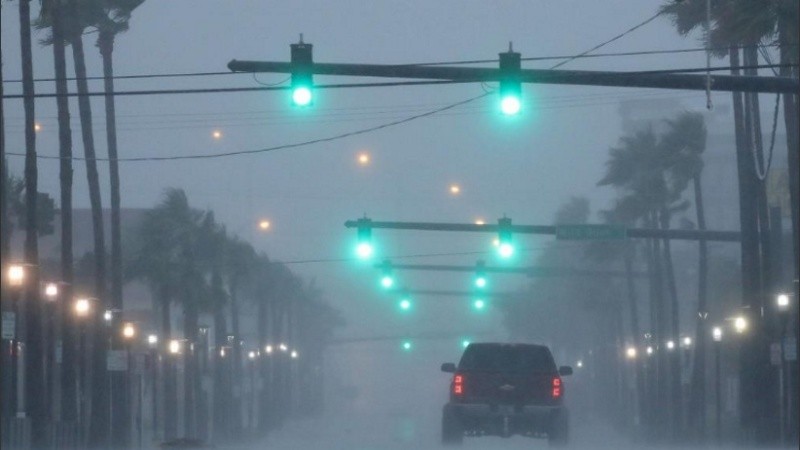 Los vientos huracanados se sienten a una distancia de 60 millas (95 km) desde el centro de Dorian.