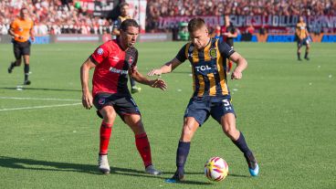 Maxi y Gil en busca de la pelota.