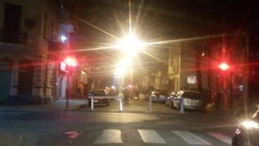 La esquina del acampe este jueves a la madrugada.