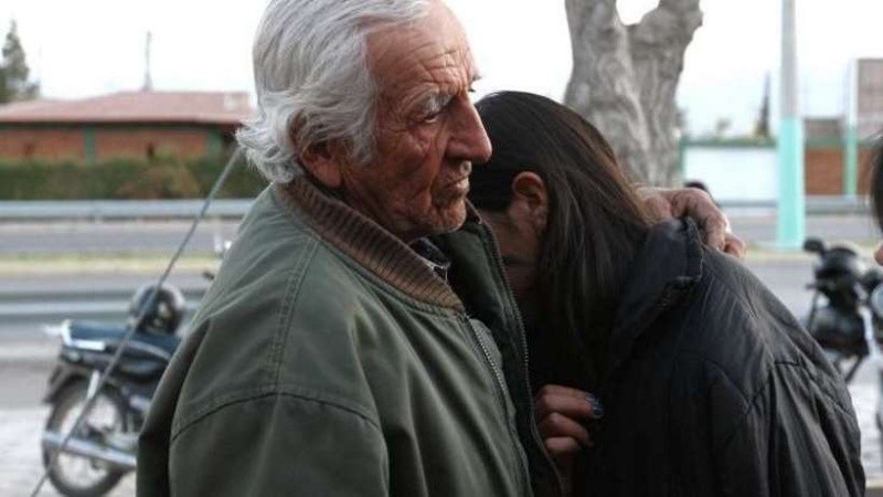 Antonio y su hija, Antonella, lloran la muerte de Sahir. 
