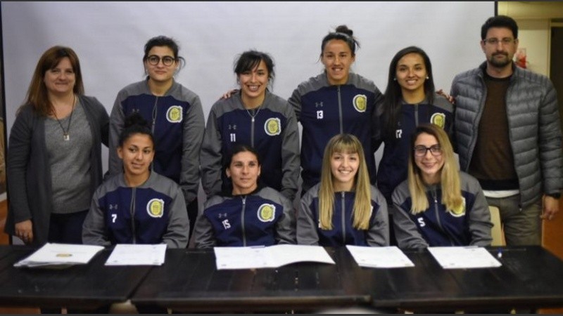 Las 8 jugadoras que firmaron sus primeros contratos.