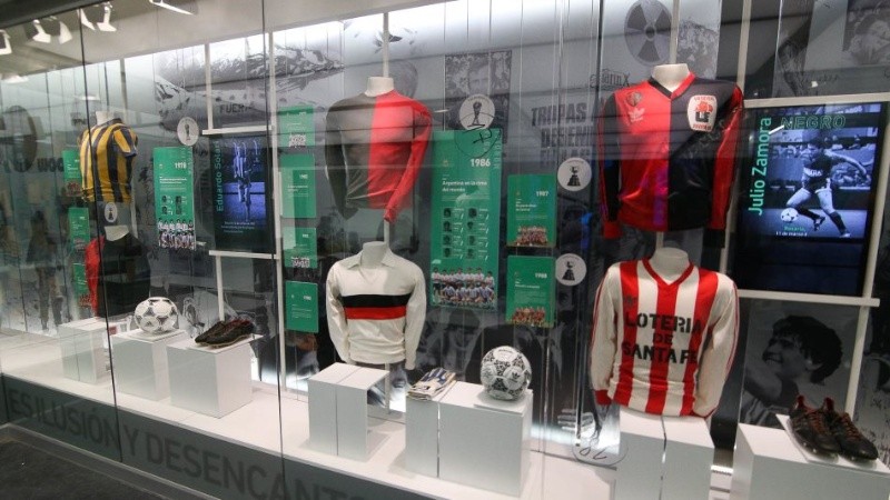 Camisetas de los principales clubes por década pero falta la de Central Córdoba.