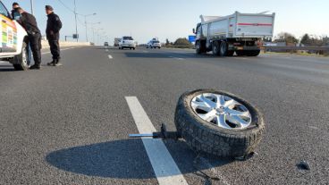 El conductor perdió el control del volante cuando se salió una rueda.
