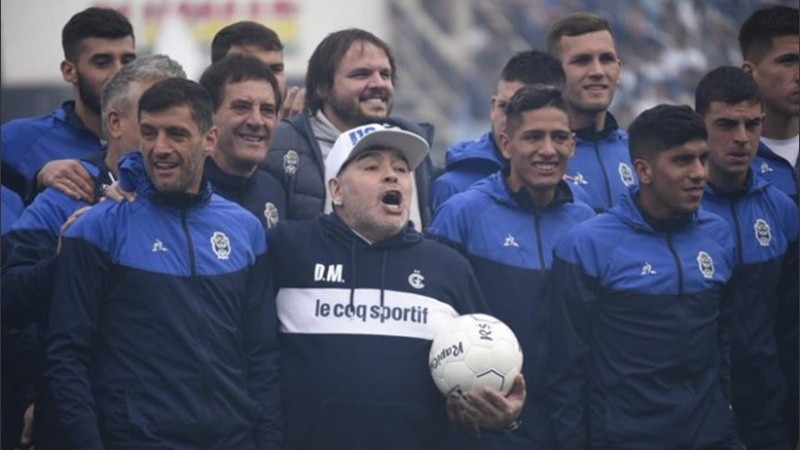 Maradona en el estadio junto a sus nuevos dirigidos.