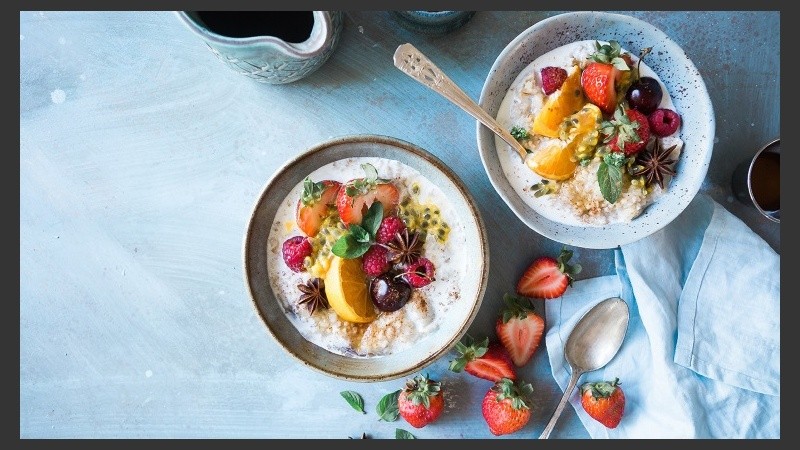 Los expertos indican que podemos agregar frutas pero no es aconsejable añadir azúcar o sal. 