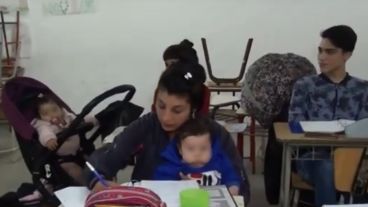 A la escuela concurren unas diez madres con sus bebés.