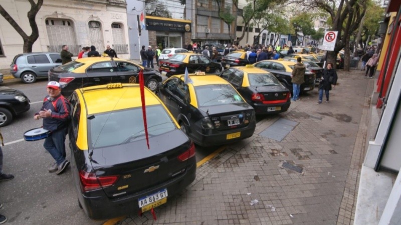 El abrazo simbólico al sindicato de los peones, este martes a la mañana.