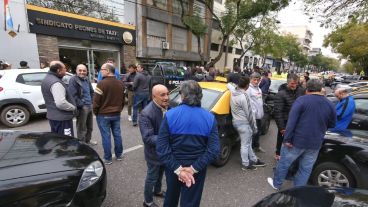 La calle Salta al 2800 fue cortada al tránsito por la manifestación.