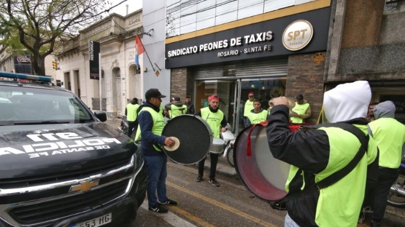 El abrazo simbólico al sindicato de los peones este martes a la mañana.