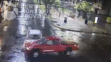 El momento en que ambos conductores cruzan la bocacalle sin frenar, con el semáforo en intermitente.