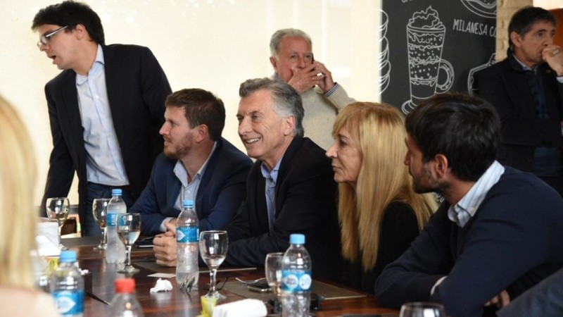 El presidente en la mesa junto al los diputados Angelini y Vucasovich.