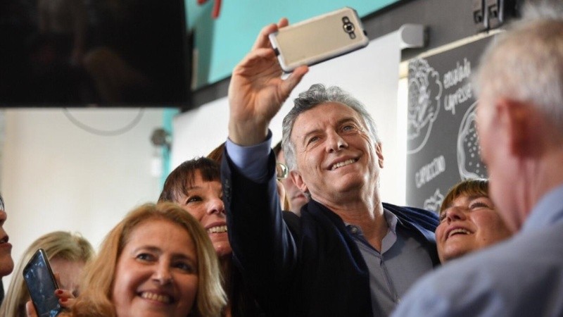 Una selfie dentro del bar de Fisherton con simpatizantes.