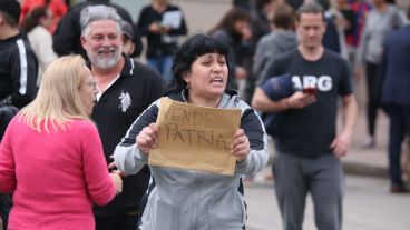 El mandatario cosechó apoyos y críticas en su paso de media hora.