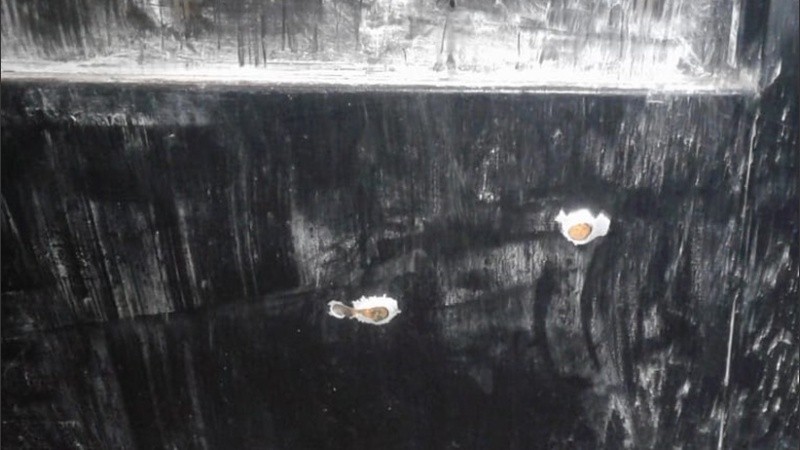 Balas contra la puerta de la vivienda de barrio Tablada.