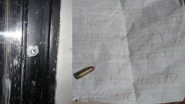 Las balas contra la vivienda y la nota de amenaza.