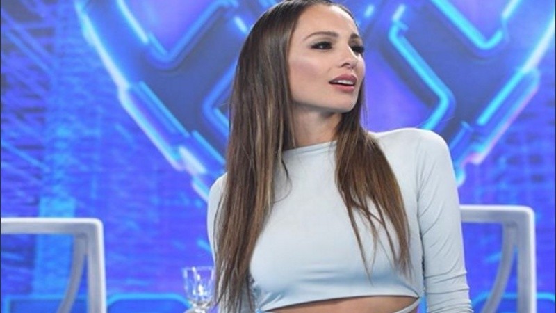 Pampita le habría pedido a su novio que quite la foto. 