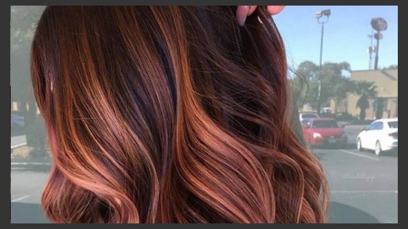 El balayage no siempre tiene que ser rubio o chocolate.