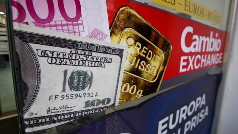 Las casas de cambio vendieron a precios por encima del oficial.