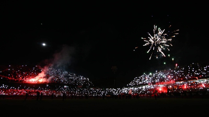Banderazo, luces y mucho fervor en el Marcelo Bielsa.