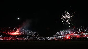 Banderazo, luces y mucho fervor en el Marcelo Bielsa.