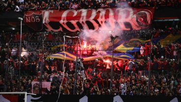 Banderazo, luces y mucho fervor en el Marcelo Bielsa.