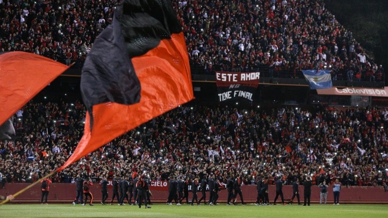 Banderazo, luces y mucho fervor en el Marcelo Bielsa.