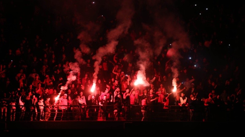 Banderazo, luces y mucho fervor en el Marcelo Bielsa.