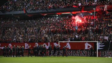 Banderazo, luces y mucho fervor en el Marcelo Bielsa.