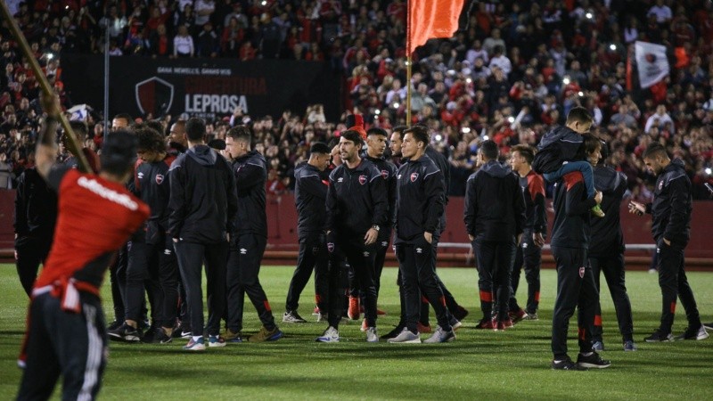 Banderazo, luces y mucho fervor en el Marcelo Bielsa.