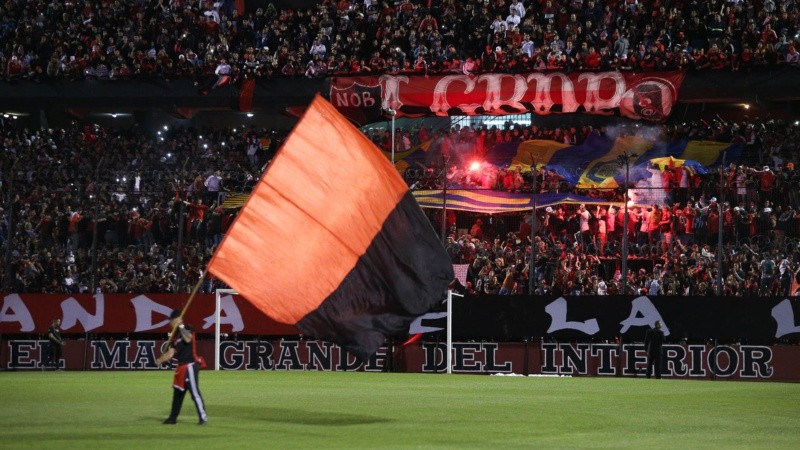 Banderazo, luces y mucho fervor en el Marcelo Bielsa.