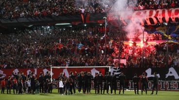 Banderazo, luces y mucho fervor en el Marcelo Bielsa.