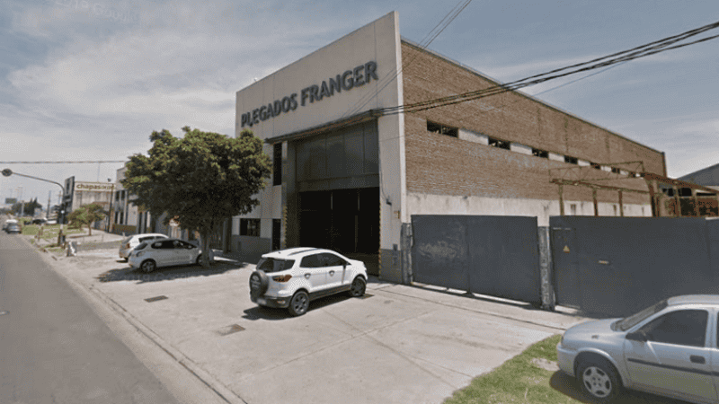 El frente de la fábrica en Lagos al 5800.