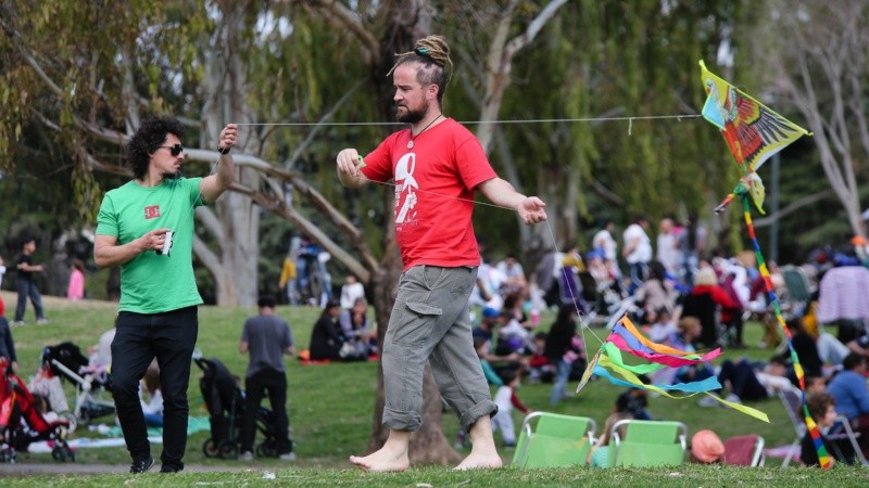 El Festival Internacional de Barriletes arrancó con buen tiempo y mucha gente en su primer día en el parque Scalabrini Ortiz.
