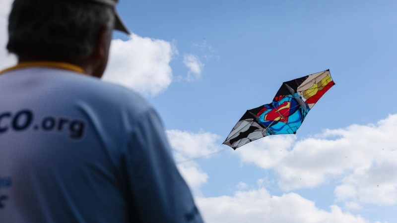 El Festival Internacional de Barriletes arrancó con buen tiempo y mucha gente en su primer día en el parque Scalabrini Ortiz.