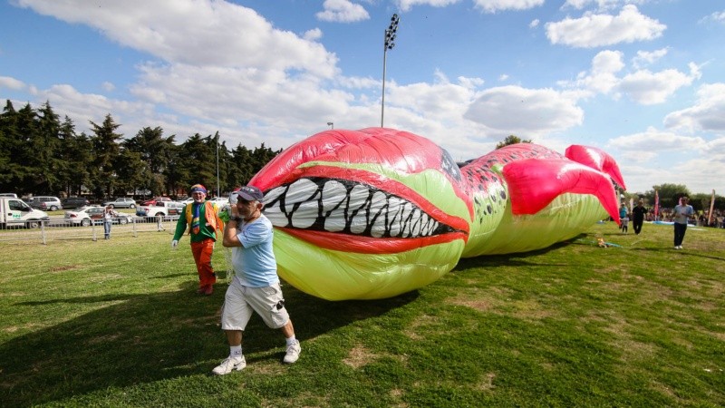 El Festival Internacional de Barriletes arrancó con buen tiempo y mucha gente en su primer día en el parque Scalabrini Ortiz.