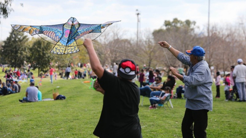El Festival Internacional de Barriletes arrancó con buen tiempo y mucha gente en su primer día en el parque Scalabrini Ortiz.
