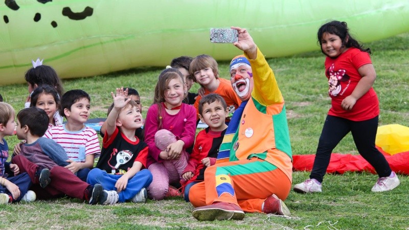El Festival Internacional de Barriletes arrancó con buen tiempo y mucha gente en su primer día en el parque Scalabrini Ortiz.