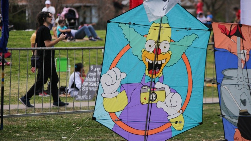 El Festival Internacional de Barriletes arrancó con buen tiempo y mucha gente en su primer día en el parque Scalabrini Ortiz.