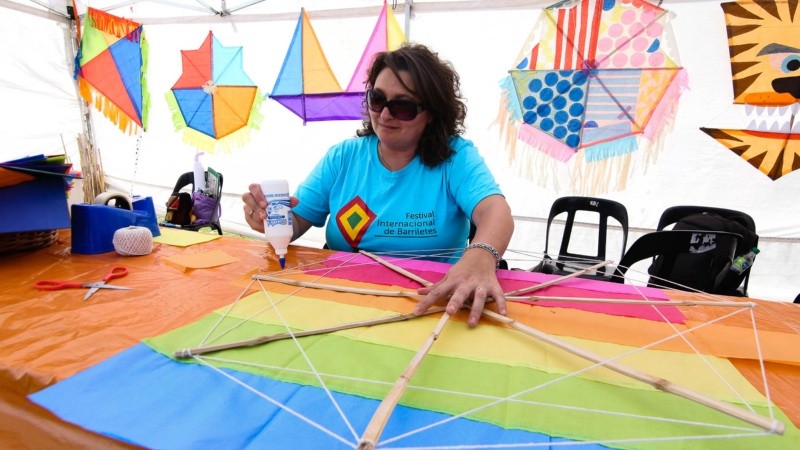 El Festival Internacional de Barriletes arrancó con buen tiempo y mucha gente en su primer día en el parque Scalabrini Ortiz.