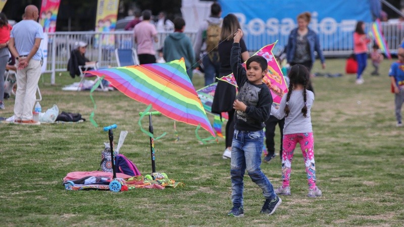 El Festival Internacional de Barriletes arrancó con buen tiempo y mucha gente en su primer día en el parque Scalabrini Ortiz.