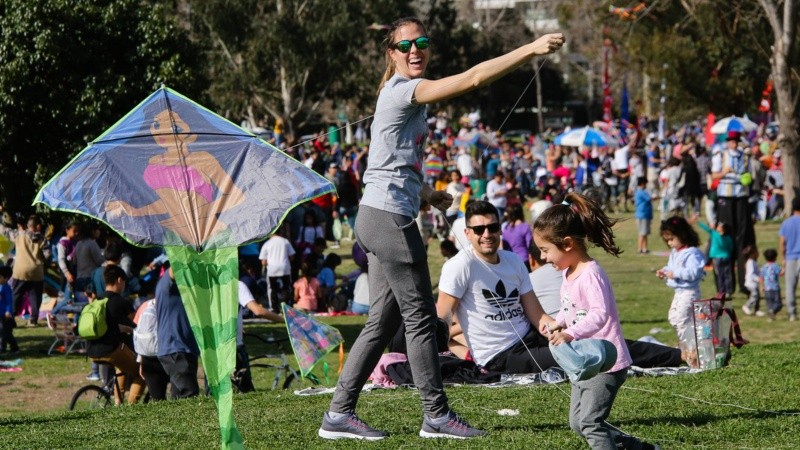 El Festival Internacional de Barriletes arrancó con buen tiempo y mucha gente en su primer día en el parque Scalabrini Ortiz.