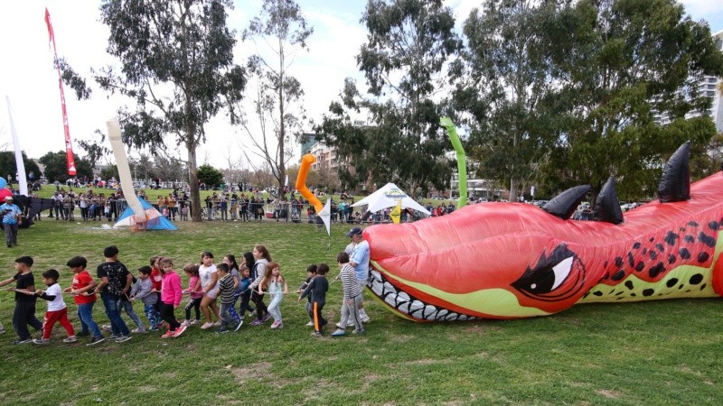 El Festival Internacional de Barriletes arrancó con buen tiempo y mucha gente en su primer día en el parque Scalabrini Ortiz.