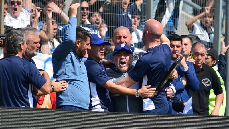 El debut de Maradona como DT de Gimnasia.