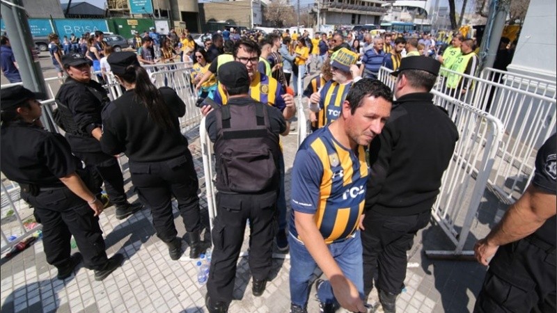 El operativo de seguridad en el estadio.