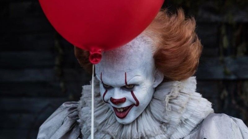 En It 2, un grupo de niños afronta a un peligroso payaso sobrenatural.