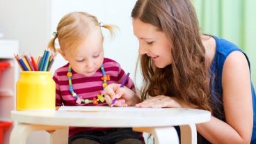 Cuando un adulto responsable de un niño está con ellos debe priorizar la atención hacia ellos por sobre cualquier otra cosa.