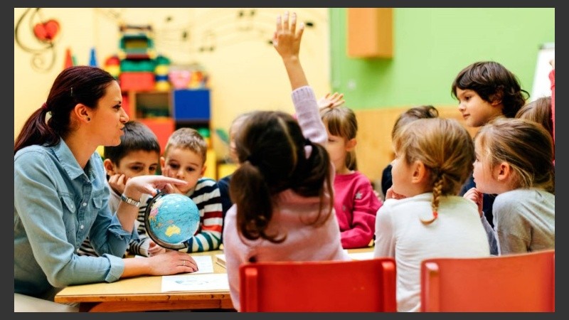 Además permite comentar y crear debates en grupos de trabajo específicos de ciertas materias o profesiones.