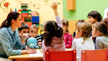 Además permite comentar y crear debates en grupos de trabajo específicos de ciertas materias o profesiones.